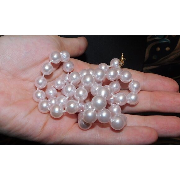 Simple White Lightweight Faux Pearl Necklace - Picture 2 of 3